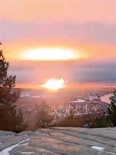Have you ever wondered what a massive asteroid impact would look like from the mountains? 🏔️☄️ This mind-blowing visual simulation shows exactly how terrifying an impact and the resulting shockwave would be on a coastal city. The sheer scale of the explosion is completely mesmerizing. What would be your very first reaction if you saw this on the horizon? Let me know in the comments below! 👇💬 #VFX #VisualEffects #Simulation #CGI #Asteroid