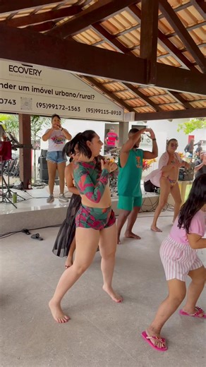 Ana Victória Dançando no Lago do Robertinho
