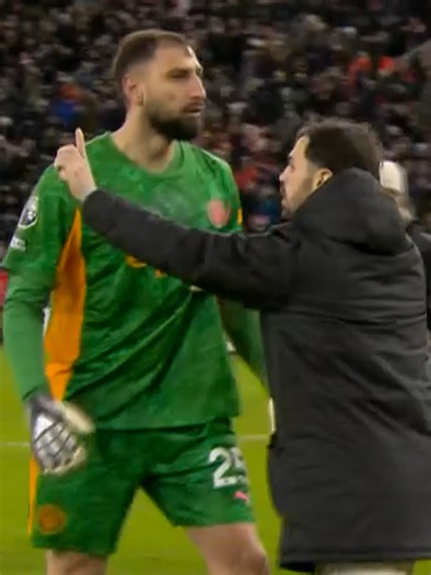 The Sunderland fans absolutely gave it to Gianluigi Donnarumma at full time and it clearly got to the Italian 😬 ‘Who are ya?! Who are ya?! Who are ya?!’ ↳ Premier League. Live & On Demand with 4K on Football’s New Home, Stan Sport. Stream now. #StanSportAU #PremierLeague #ManCity #Donnarumma #Sunderland