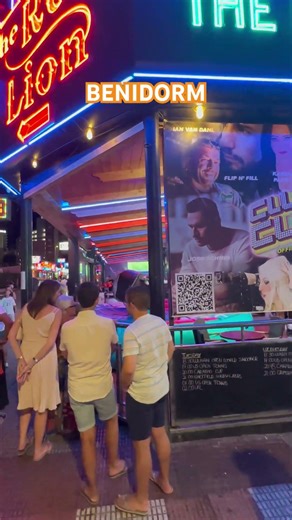 After Dark – Mr.Kitty | Benidorm Night Walk 4K 🌃 Spain Nightlife Vibes #benidorm