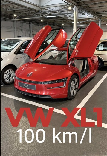 Resumão: Volkswagen XL1 A Volkswagen fez um carro completamente fora da casinha em 2013. O conjunto mecânico do VW XL1 une um motor turbodiesel de 0.8 a um motor elétrico ligado a uma transmissão de sete marchas transfere a força para as rodas traseiras. Para ser ultra eficiente, os engenheiros reduziram o peso ao empregar fibra de carbono na carroceria e freios cerâmicos. Desse modo, o carro marca apenas 795 kg apenas! A Volkswagen produziu apenas 250 unidades com preço inicial fixado em 111.00