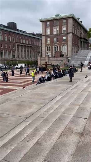 Protestors (students and faculty) at @Columbia chanting "ceasefire now" about Gaza. There's been a ceasefire for 6 months. You'd expect facts from a place of learning, but instead professors are disrupting classes with a megaphone, completely detached from reality.