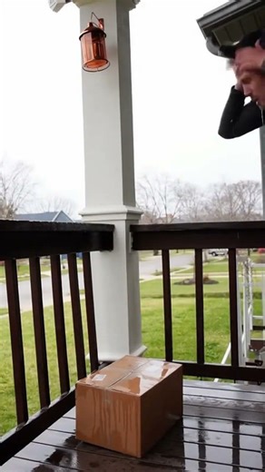 Ever seen a thief get splashed? Watch this hilarious moment unfold!