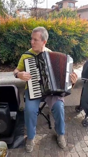 Extreme Ways - The Bourne Identity - Street Artist Accordionist By Paul