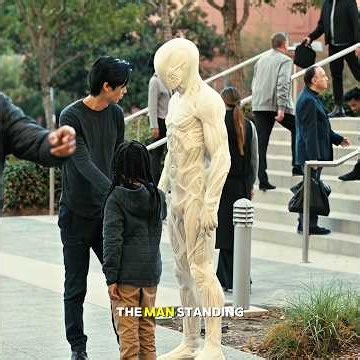 Don’t Move… The Alien Is Watching! 👽😱