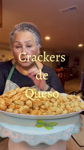 Crackers de Queso. Receta fácil, crocantes, exquisitas con queso y especias. Ingredientes: Harina 450grs(3tazas), Polvo leudante 10grs(1cdta), Huevos 2, Leche 180ml(3/4taza), Aceite de Oliva 70ml(1/2taza), Queso Parmesano 60 grs(1/2taza colmada), Queso en cubitos 70grs(1/2taza), Sal 3/4 de cda, Pimienta, Romero, Orégano a gusto!!!! Temperatura del horno 360 Fahrenheit =180 Celcius por aproximadamente 10 minutos. A disfrutar!!!#fyp #homecooking #snacks #recetasfaciles