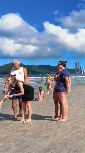 🇧🇷 Balneario Camboriu Beach a Hot Day in Brazil