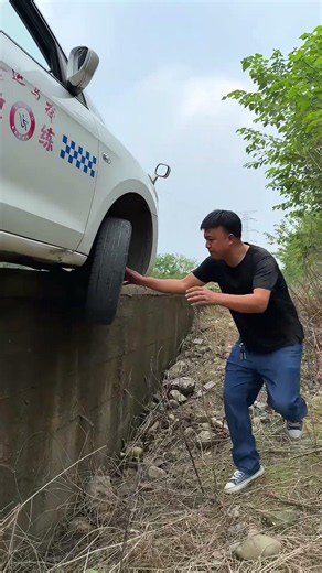 What Would A Driver Do If The Front Wheel Of A Car Fell Off A Curb #automobile #drivingreview