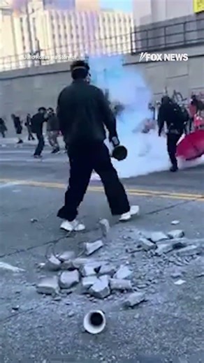 ‘No Kings’ protesters hurl cement blocks, CLASH with federal agents #foxnews #news #shorts #airport