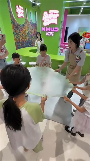 The Jelly Kept Stretching Until Everyone Was Shocked! 😱