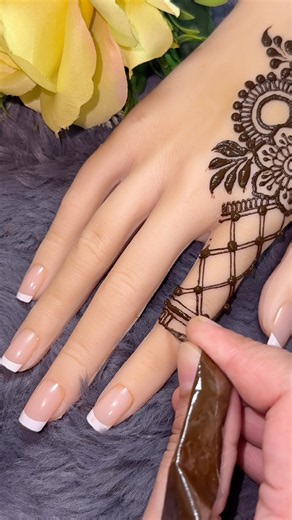 Simple Backhand Henna #backhandmehndi #simplemehndi #hennadesign #henna