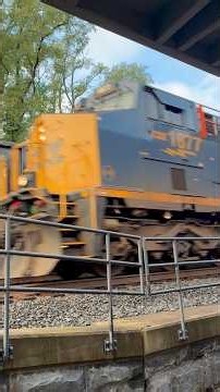 CSX ES44AH #1877 (C&EI) Leads the CSX I022 #shorts #csx #es44ah #cm44ac #heritageunit