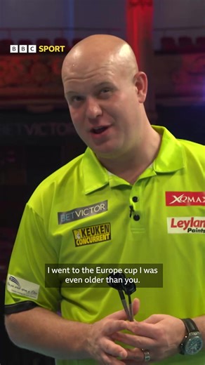 Beau Greaves returns to the Ally Pally stage this evening, up against Daryl Gurney 🎯 ⏪ Back in 2016, she got some tips from Michael van Gerwen! | BBC Sport