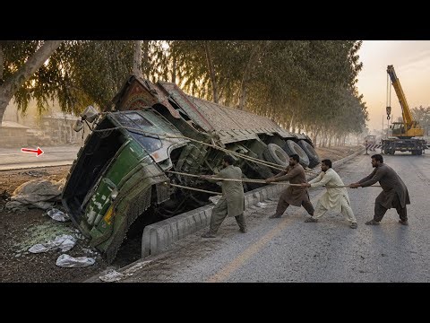 BRAKE FAILURE CHAOS! Truck Fell Into Roadside Drain Causing Massive Traffic Jam