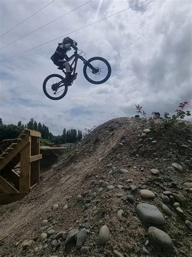 Mt Hutt: Little Ripper my FAVE trail for a short, FUN blast 🤙🔥 Sorry the cover photo doesn't match 😅 Keen to go to Mt Hutt this wknd but will the trails be to wet?? #mthutt #mountainbiking #mtb #mtbtrail #dhmtb