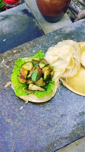 Grilled loofah on a stone slab—crispy and delicious!