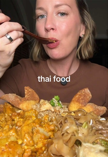 thai food mukbang 🤩 what is your go to thai order? #mukbang #eatwithme #eatingshow #thaifood #foodtiktok