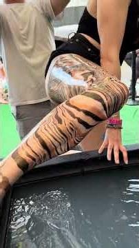 Leg Marbling Dip in Gold Paint