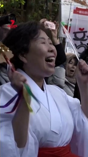 Thousands gather to laugh at shrine in Japan
