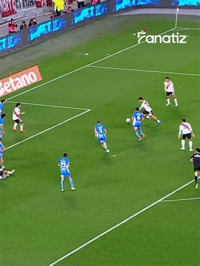 ¡HERRERA HACE MILAGROS Y MANTIENE CON VIDA AL VISITA! 🧤🔥🧱 ¡El arquero de Estudiantes se agiganta ante la insistencia total de Lautaro Pereyra! Tras un tiro de esquina ejecutado al corazón del área, la pelota le quedó servida a Pereyra a metros del arco. El pibe le pegó con todo en la chance más clara del partido, pero cuando la pelota tenía destino de red, Herrera reaccionó con un manotazo milagroso a puro reflejo para salvar a su equipo. 🤯 ¡Actuación consagratoria del golero para sostener e