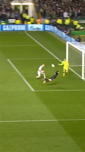 OUTRAGEOUS Cavani header! 🤯