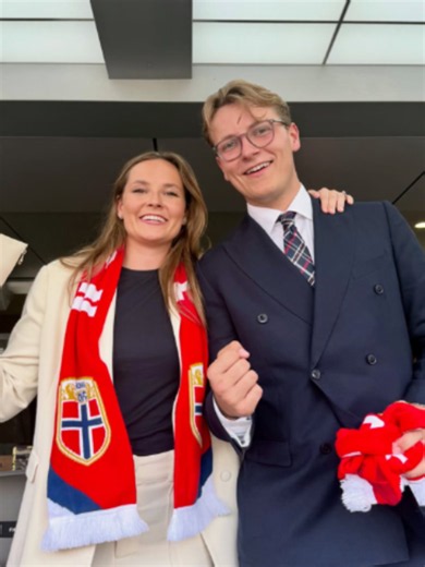 🇳🇴 ¡Euforia vikinga! El emocionante abrazo de la princesa Ingrid Alexandra y el príncipe Sverre Magnus con Haaland tras vencer a Brasil. La emoción fue tal que los príncipes no dudaron en abandonar el palco del Estadio de Nueva Jersey y bajar al vestuario para felicitar en persona a los héroes del histórico triunfo. 👑⚽ 📸: Det kongelige hoff #royals #haaland #worldcup #norway