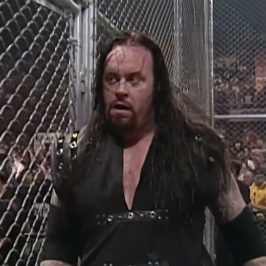 WHEN THE UNDERTAKER SMASHED PAUL BEARER’S FACE INTO THE STEEL CAGE! 💀🩸