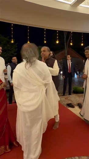 Mukesh & Anant Ambani at Art of Living 🙏 | Sri Sri Ravi Shankar Blessings ✨ | 45th Anniversary