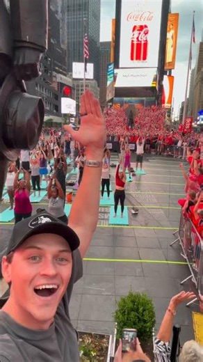 The Norway fans joined in on some Times Square yoga on Sunday night 🇳🇴