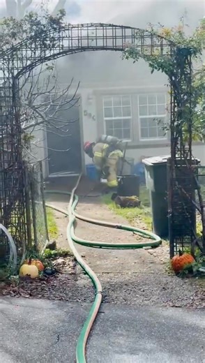 CAL FIRE/Placer County Fire Department firefighters are at seen of a residential structure fire on Flood Road off Lincoln Way in Auburn. The Incident Commander reported firefighters have knocked down the fire. The cause of the fire is under investigation. Assisted by Auburn City Fire and Newcastle Fire Department. | CAL FIRE NEU