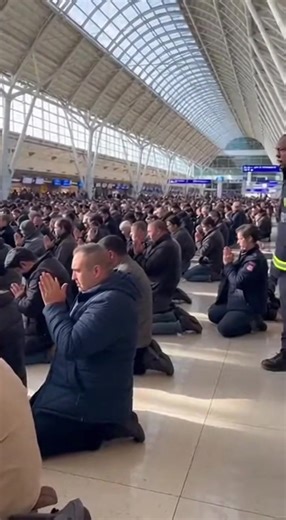 BREAKING: A crowded airport terminal fell silent as travelers dropped to their knees in prayer, halting movement through the concourse. Announcements repeated. No one stood up. 🙏 When the world says “keep moving,” should believers stop?