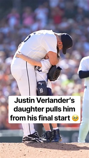 Verlander's reaction when he saw his daughter run on the field 🥲
