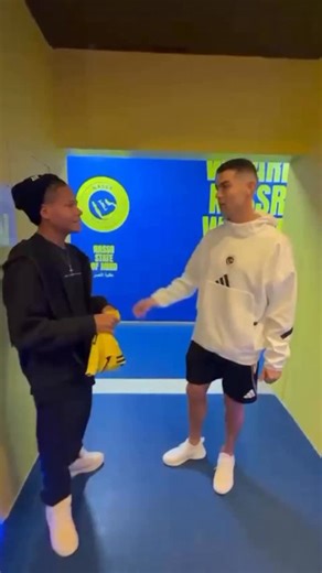 🥺🫂 Cristiano Ronaldo’s teammate Angelo asked CR to meet his brother Júlio César, who’s a 𝐲𝐨𝐮𝐧𝐠 𝐭𝐚𝐥𝐞𝐧𝐭 playing for Santos youth team… …and he ended up in 𝐭𝐞𝐚𝐫𝐬 𝐨𝐟 𝐡𝐚𝐩𝐩𝐢𝐧𝐞𝐬𝐬 and emotion when Cristiano spent a minute to give his advice ❤️ “𝐅𝐨𝐥𝐥𝐨𝐰 𝐲𝐨𝐮𝐫 𝐢𝐧𝐬𝐭𝐢𝐧𝐜𝐭! It’s the most important thing… follow your head”, Ronaldo told Júlio who was crying. Photo, signed shirt… but Cristiano wanted to dedicate Júlio César a minute making his day 𝐮𝐧𝐟𝐨𝐫𝐠𝐞𝐭𝐭�