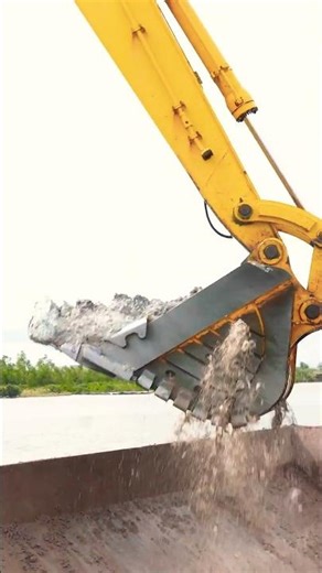 #dredging #excavator #digger #construction #komatsu #heavyequipment