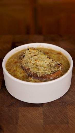 French onion soup recipe 🤤🤤 👇 Ingredients; - 2 large onions - 300 ml stock - 200 ml water - 1 piece of butter - 1 tablespoon flour - 1 small glass white wine - A few slices of bread - 60g grated cheese - Pepper (optional) #food #cooking #recipe #soup #cold #cheese #frenchfood #france | Chef Jean-Nours