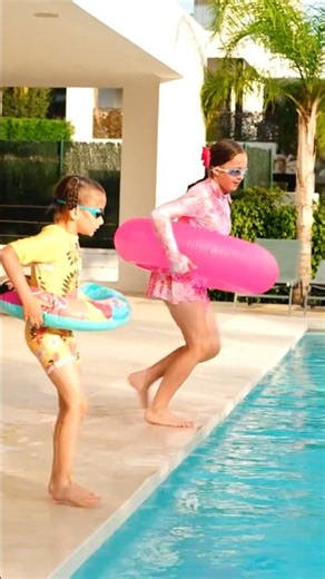 Aprender las reglas de comportamiento en la piscina juntos! #shorts