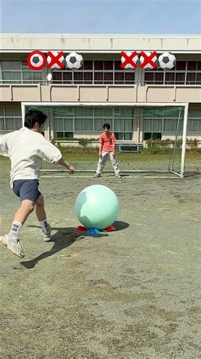 バランスボールでPK勝負してみた⚽️