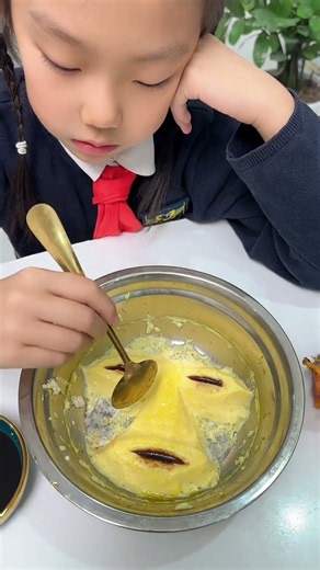 Girl, let's eat an egg cake. No need to act like an artist. Hurry up, we're late for school!
