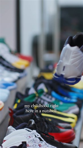 Ahead of a game with the Toronto Raptors, Steph Curry arrived at the tunnel in the Nike Shox BB4—a shoe forever tied to Vince Carter.Bid now >> https://t.co/cY1wUUSCR1One of the most electrifying athletes basketball has ever seen, Carter’s ‘BB4s’ became a defining basketball shoe of the early 2000s. Its Nike’s Shox cushioning system offered an innovative ride, while the clean aesthetic matched Carter’s effortless style both on and off the court.Now, it’s on display at #SothebysNewYork and could 