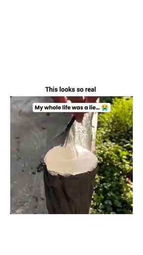 Rabbits Experiments 🎯 on Instagram: "The video begins with a close-up of a person using a wire brush on a flat, wet cement surface. With small, circular motions, they etch fine lines into the top of the post to mimic the growth rings of a tree. The artist then uses a small trowel to carve deep, radial cracks, adding to the aged, weathered appearance of the "wood."As the camera pans out, we see the artist working on the vertical sides of the structure. They use various tools to create bark-like 