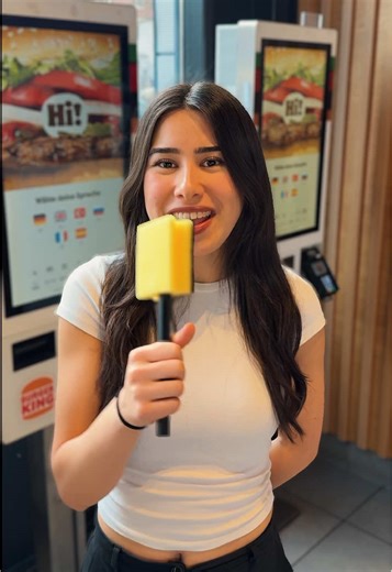 Ab heute bereit für dich 👉 Unser SpongeBob Menü ist ab heute in allen Restaurants erhältlich. Und: SOCKEN. GIBTS. GRATIS. ZUM MENÜ. 🧦🔥 Direkt aus Bikini Bottom – nur bei BurgerKing. 🌊⭐ Eins von vier Sockenpaaren in Universalgröße EU 39-42 im King Menü mit 3 Patrick‘s Lucky Stars und 0,5 l Softdrink. Aktionszeitraum: 30.12.2025 bis 19.01.2026. Serviervorschlag. Glas nicht enthalten. Nur solange der Vorrat reicht. In allen teilnehmenden Restaurants unter www.burgerking.de/kingfinder. Fanta ist