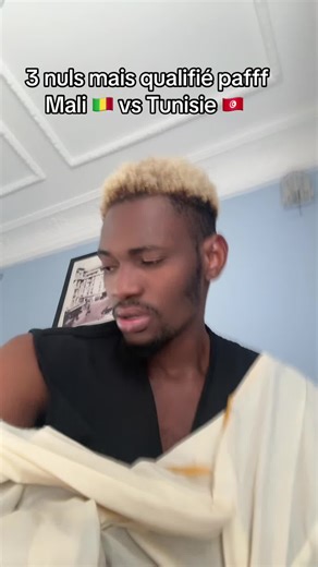 Couverture du Trophée de la CAN avec le Drapeau du Mali