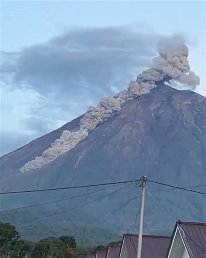 Massive eruption of the Mount Semeru occured in Lumajang Regency, East Java, Indonesia 🇮🇩 ..
