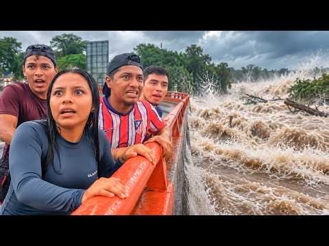 OMG! Este Río esta a Punto de Salirse ¡Enorme Creciente lleva!