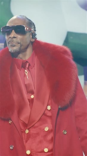 Snoop Dogg performs at SNOOP'S HOLIDAY HALFTIME PARTY on NFL Christmas Gameday! | Netflix