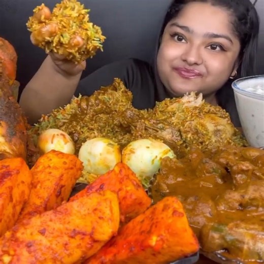 ASMR: EATING SPICY CHICKEN CURRY🔥 BASMATI RICE || #shorts #mukbangn#asmreating #mukbangasmr #asmr