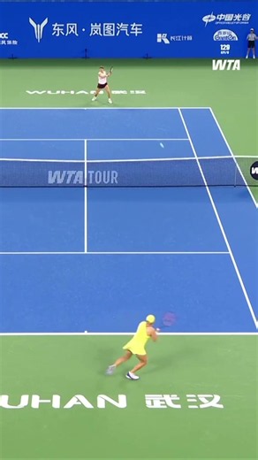 That is sublime ⭐️Diana Shnaider with an incredible drop shot over Muchova!#dongfengvoyahwuhanopen