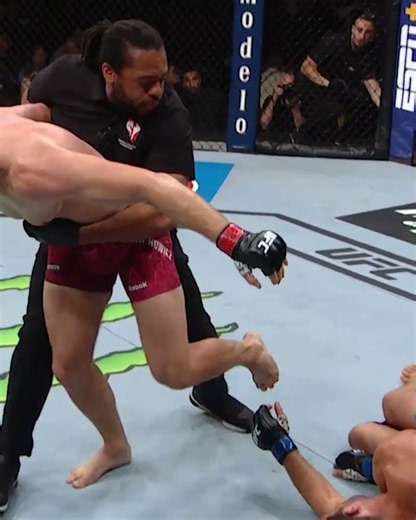 Blachowicz KOs Rockhold👊 #ufcbelgrade