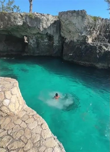 Cliff jumping at Rick’s Cafe in Negril 🇯🇲