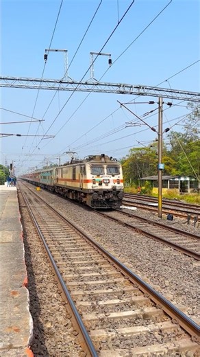 Mumbai Howrah Mail Furiously Skip Railwaystation #Shorts #viralshorts #easternlifelines